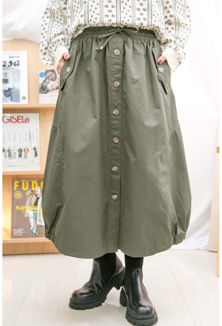 2215-1141A - 型格・個性 -橡根腰束繩 ‧ 前幅釘鈕 ‧ 下擺兩旁橡根 風褸料半截裙 (韓國)-